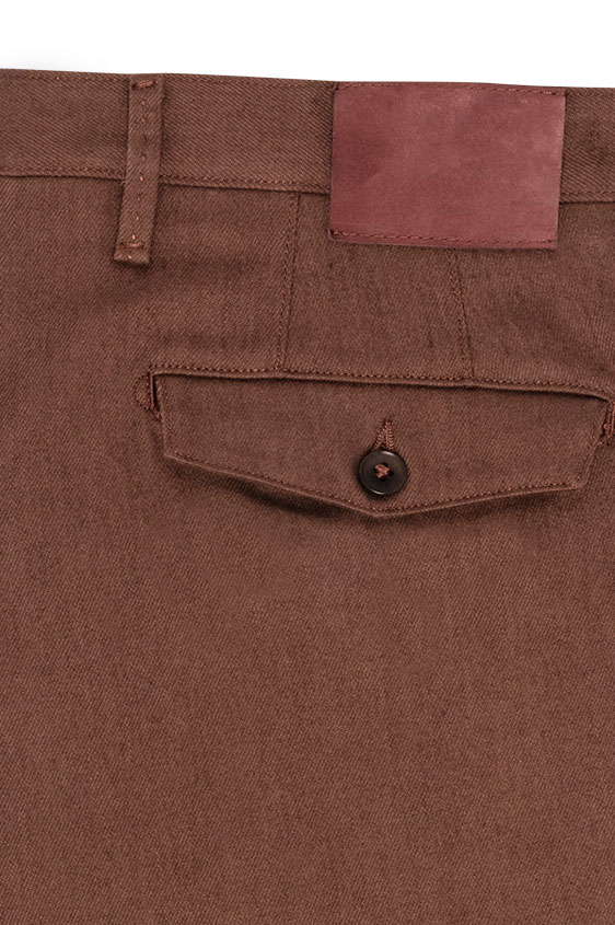 Коричневые брюки чинос