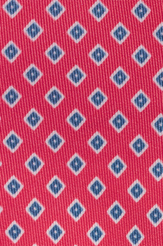 Красный галстук в мелкий рисунок