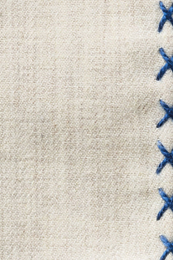 Бежевый нагрудный платок с синей окантовкой