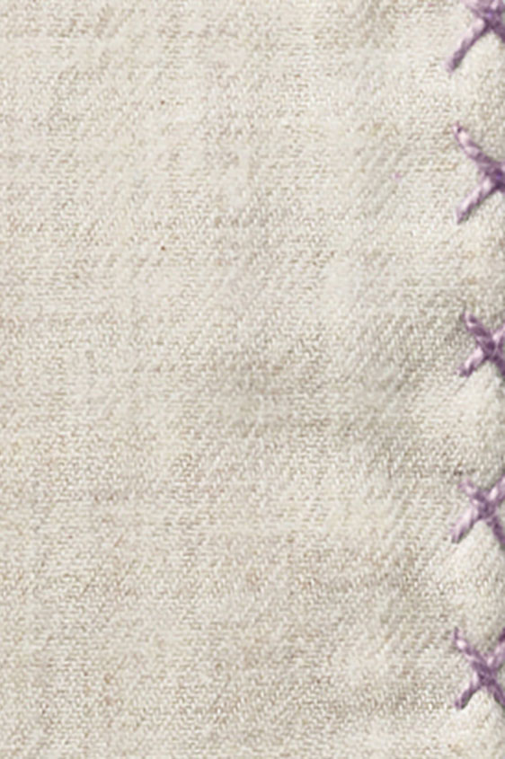 Бежевый нагрудный платок с фиолетовой окантовкой