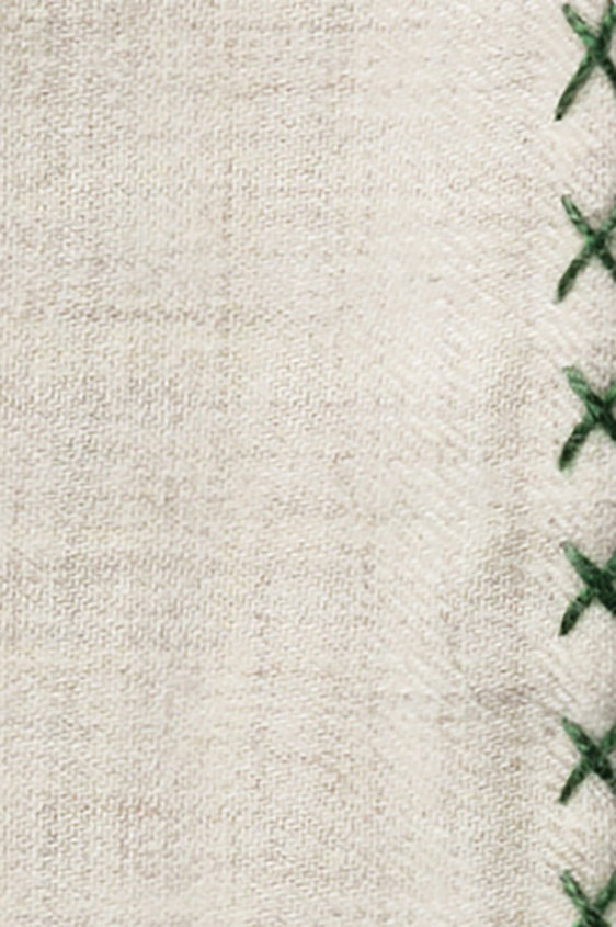 Бежевый нагрудный платок с зелёной окантовкой