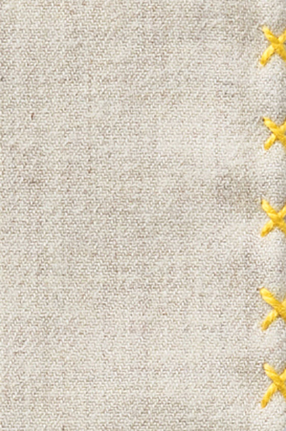 Бежевый нагрудный платок с жёлтый окантовкой