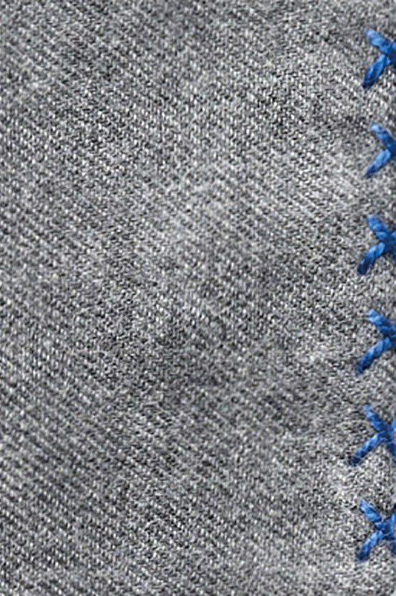 Серый нагрудный платок с синей окантовкой