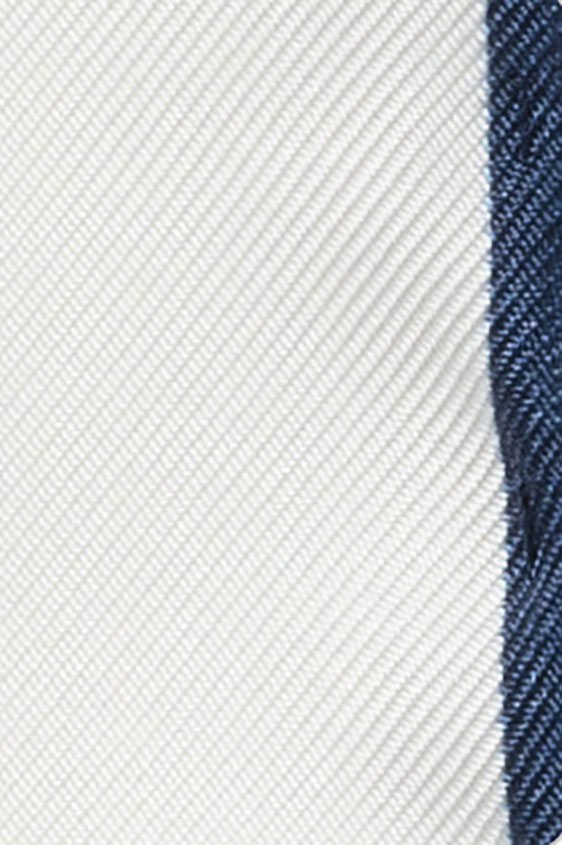 Белый нагрудный платок с синей окантовкой