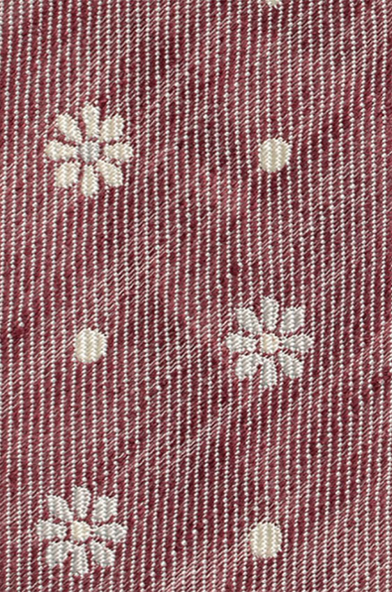 Красный галстук с цветочным принтом