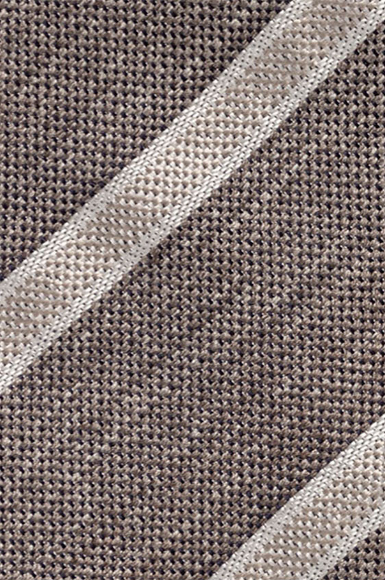 Коричневый галстук в полоску