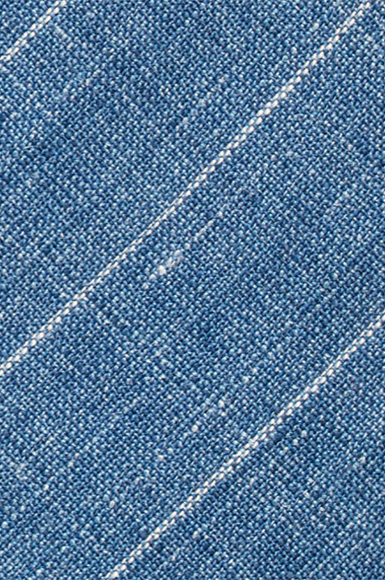 Голубой галстук в тонкую полоску