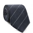 Темно-синий галстук в тонкую полоску