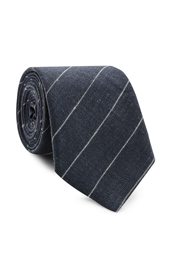 Темно-синий галстук в тонкую полоску