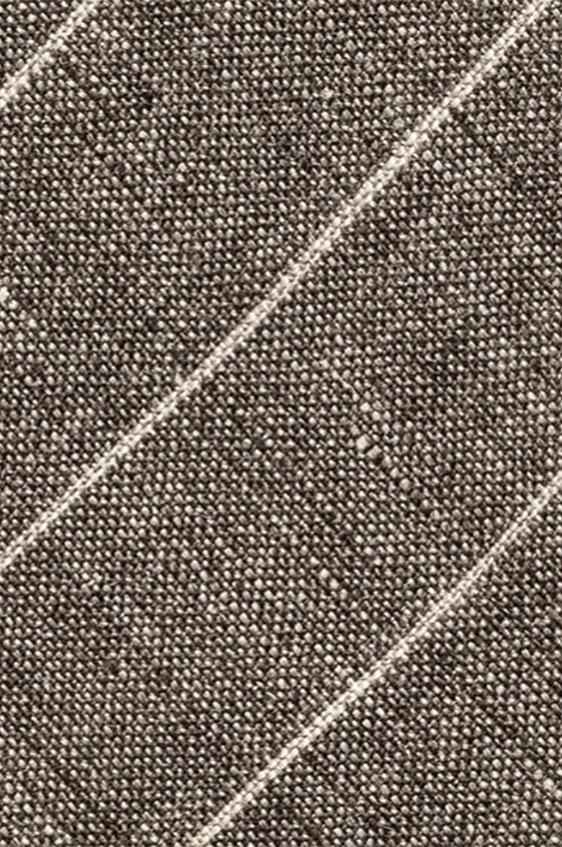 Коричневый галстук в тонкую полоску