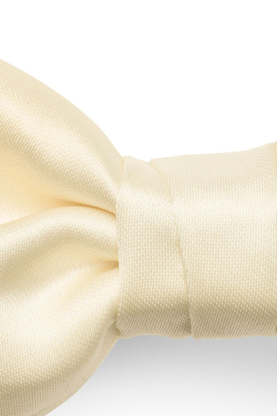 Бабочка молочного цвета