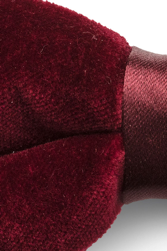 Красная бархатная бабочка