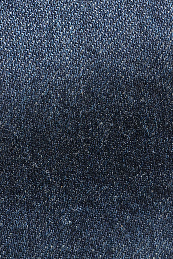 Джинсы синего цвета из стираного денима