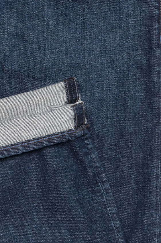 Джинсы синего цвета из стираного денима