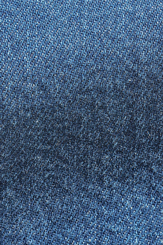 Джинсы свело-синего цвета из стираного денима