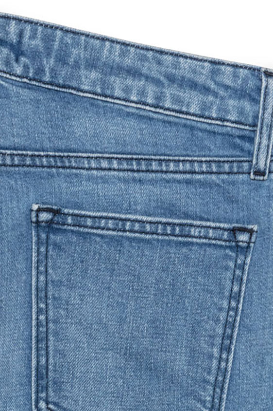 Джинсы голубого цвета из стираного денима