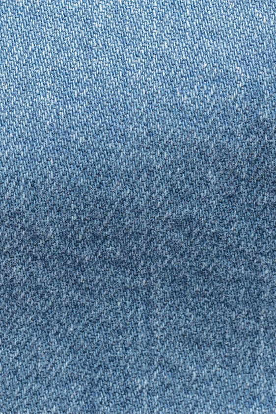 Джинсы голубого цвета из стираного денима