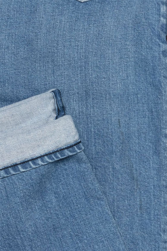 Джинсы голубого цвета из стираного денима