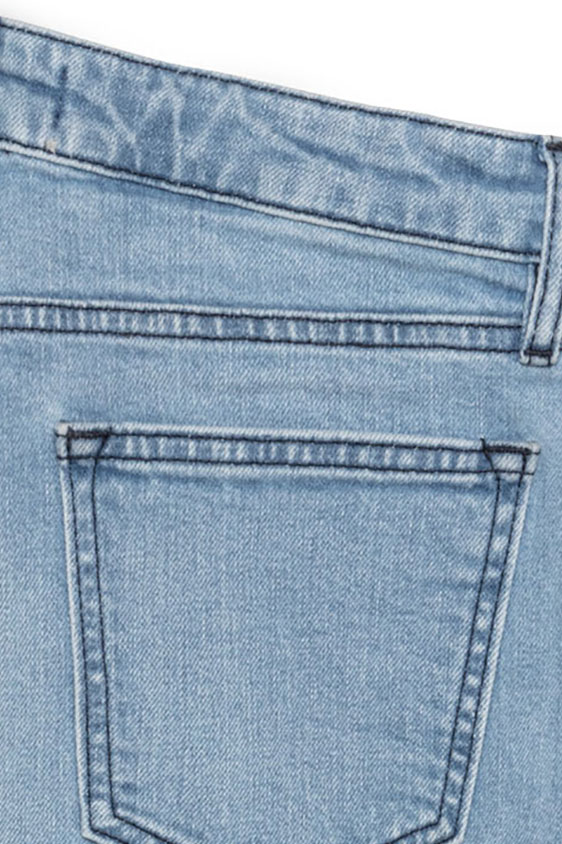 Джинсы светло-голубого цвета из стираного денима