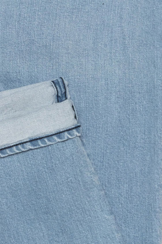 Джинсы светло-голубого цвета из стираного денима