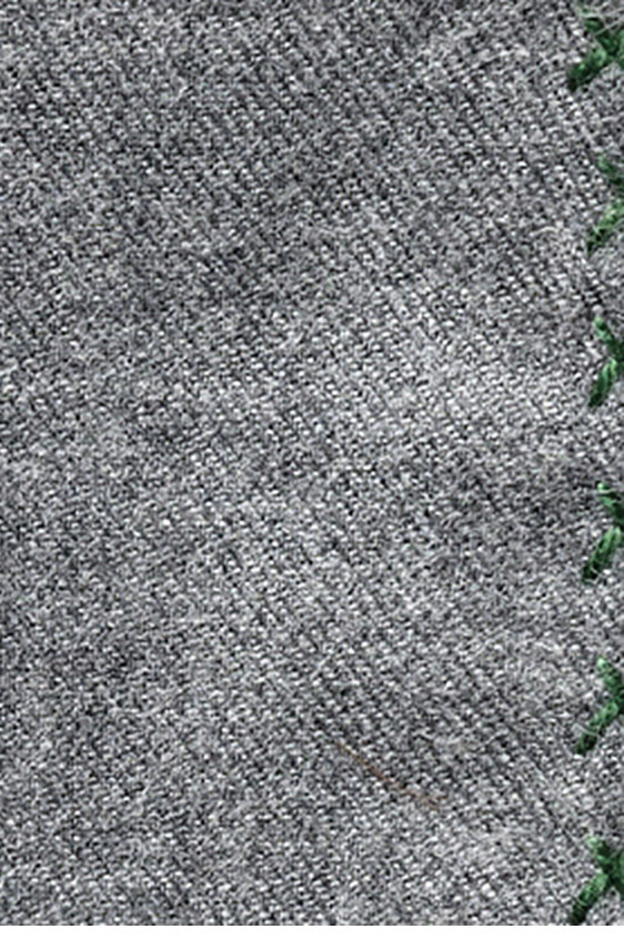 Серый нагрудный платок с зелёной окантовкой