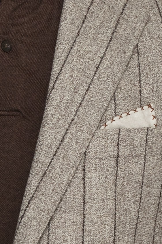 Светло-коричневый костюм в полоску