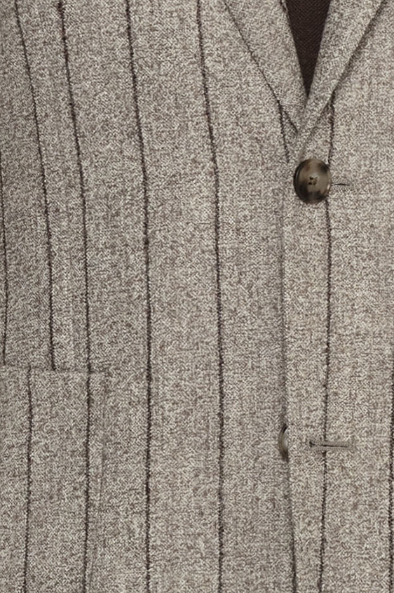 Светло-коричневый костюм в полоску