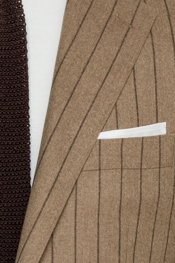 Светло-коричневый костюм в полоску