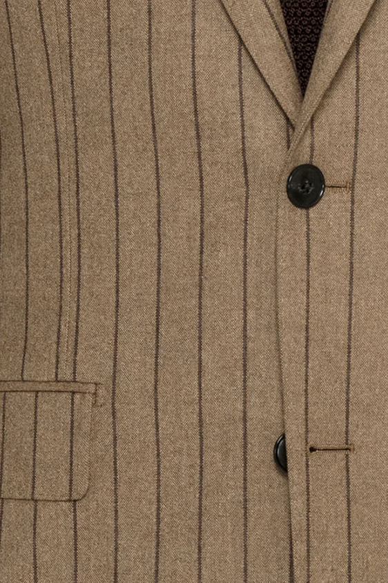 Светло-коричневый костюм в полоску