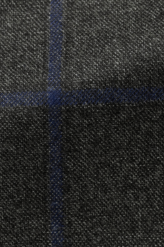 Темно-серый костюм в крупную синюю клетку