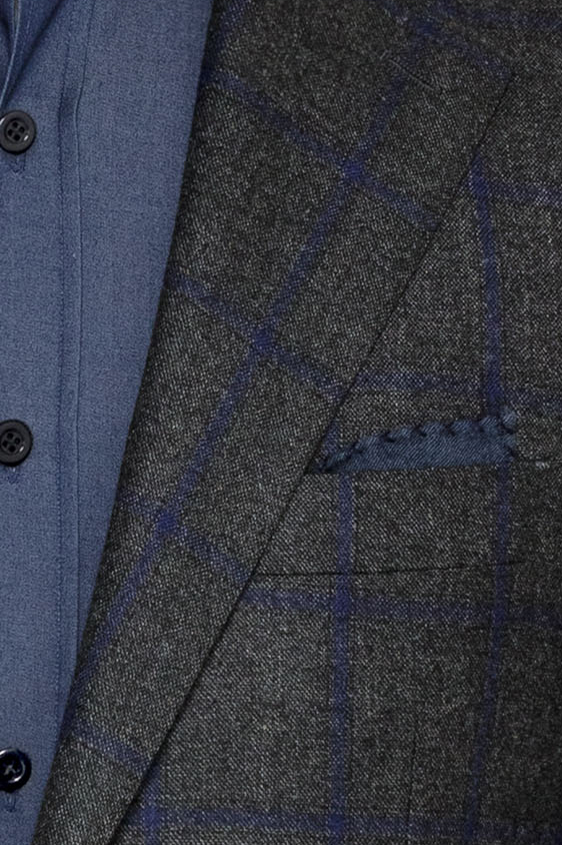 Темно-серый костюм в крупную синюю клетку