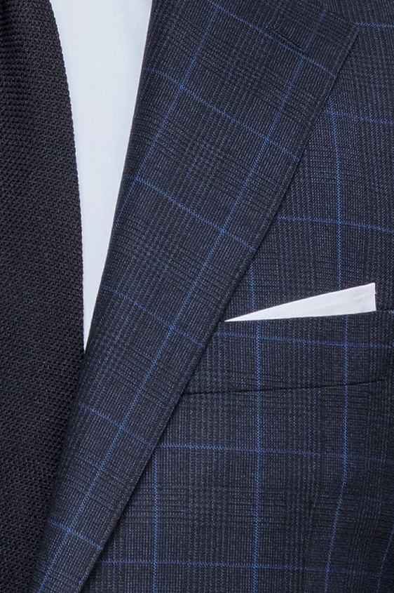 Темно-синий костюм в крупную клетку
