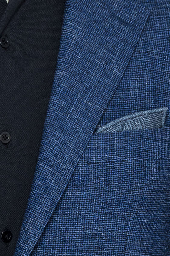 Ярко-синий костюм в гусиную лапку