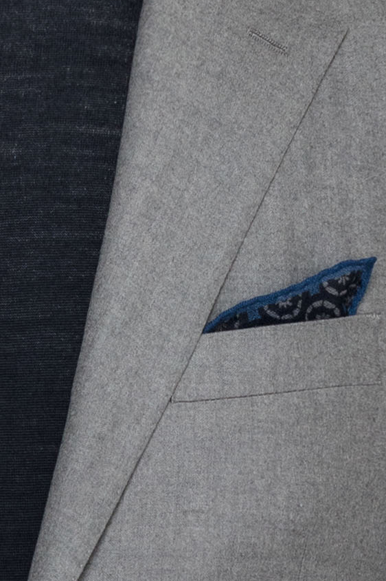 Светло-серый пиджак в ёлочку