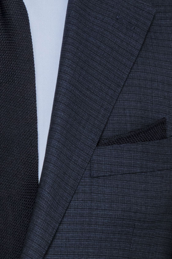 Синий костюм в мелкую клетку