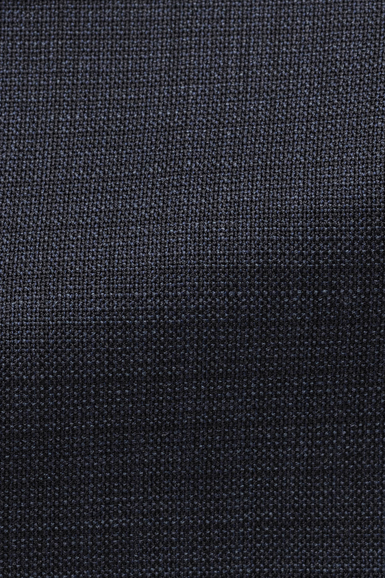 Темно-синий костюм в мелкую клетку