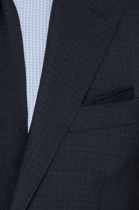 Темно-синий костюм в мелкую клетку