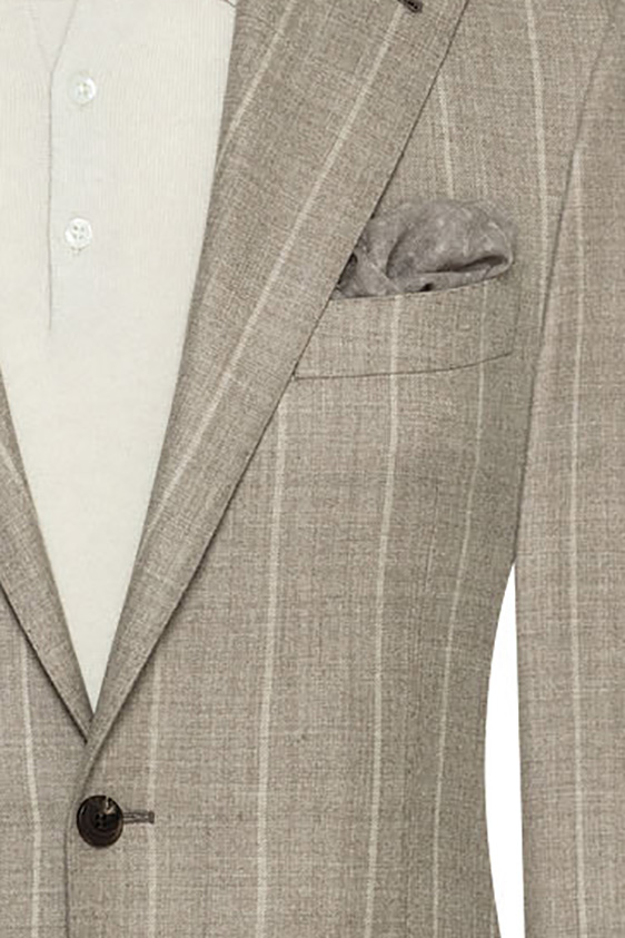 Серо-бежевый костюм в широкую полоску