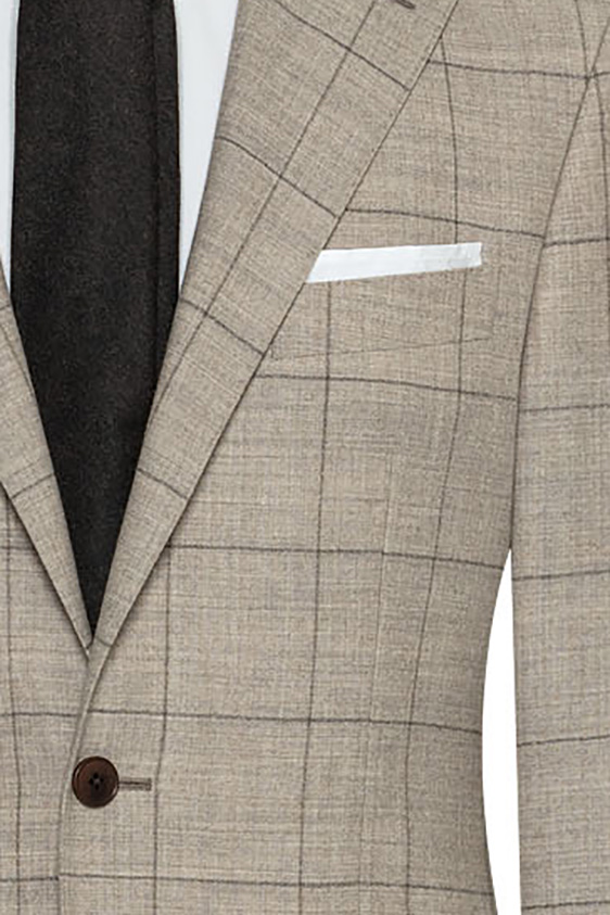 Бежевый костюм в крупную клетку