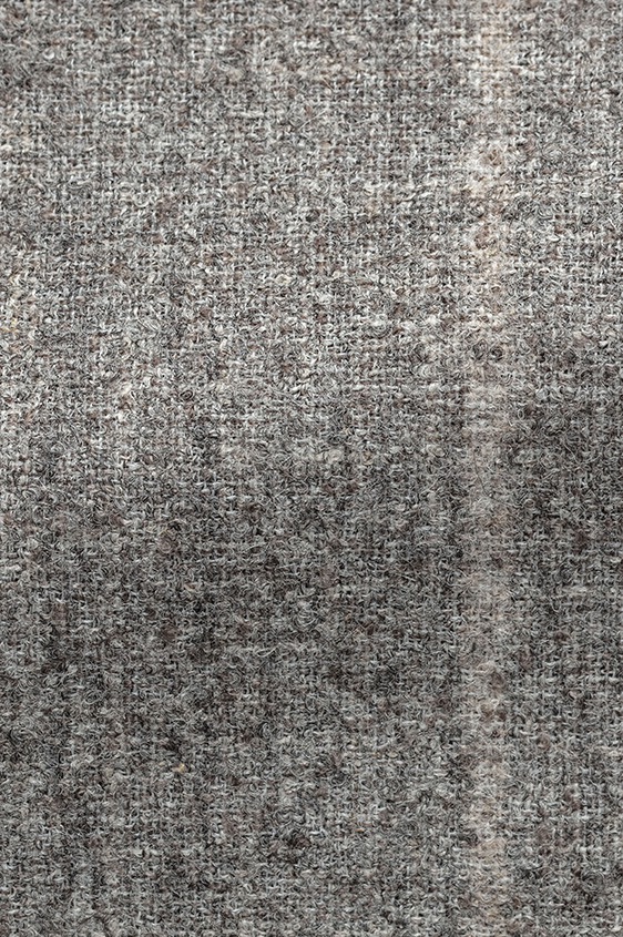 Серый костюм в светло-бежевую полоску