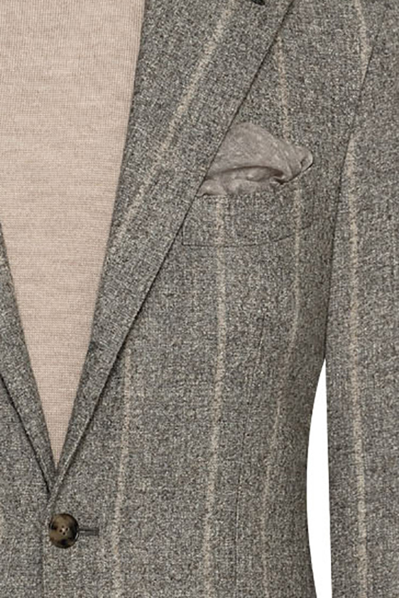 Серый костюм в светло-бежевую полоску