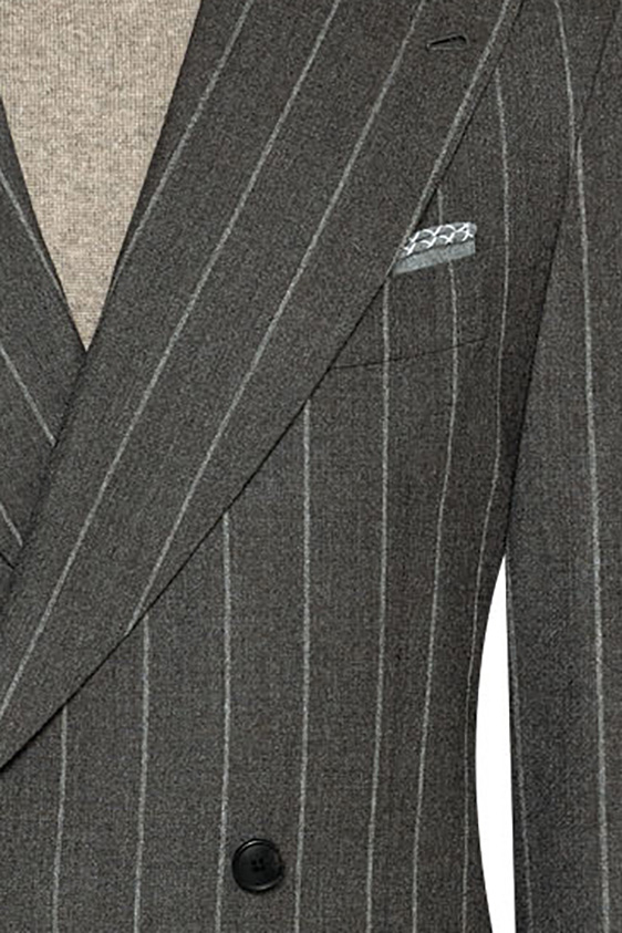 Серый костюм в широкую полоску