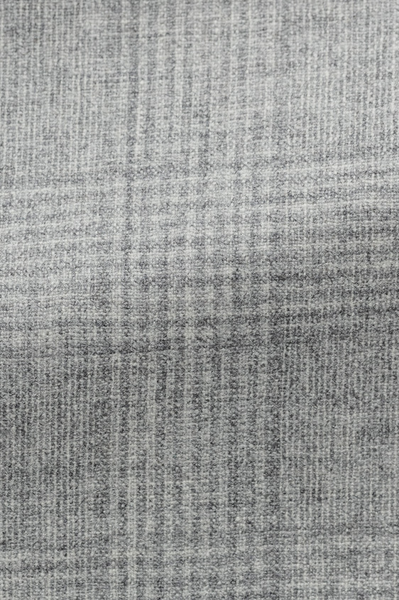 Серый костюм в мелкую клетку