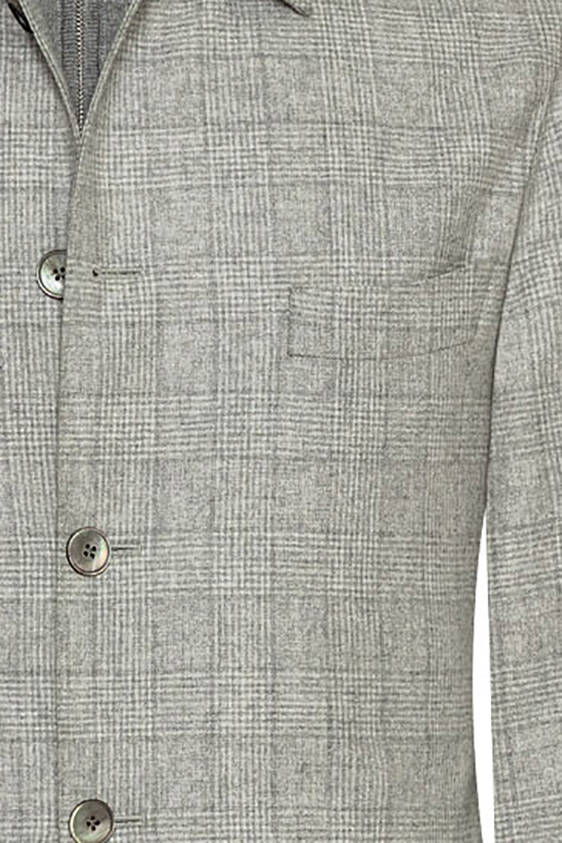 Серый костюм в мелкую клетку