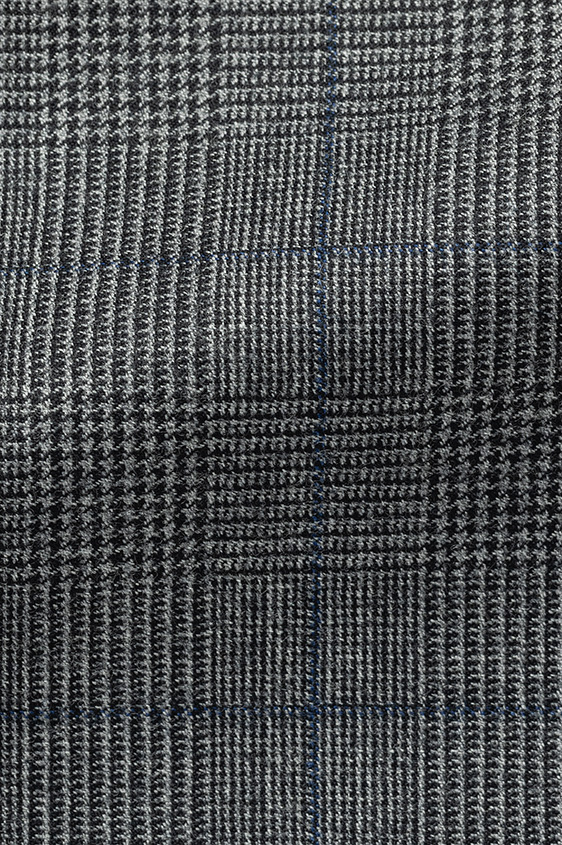 Темно-серый костюм в крупную клетку