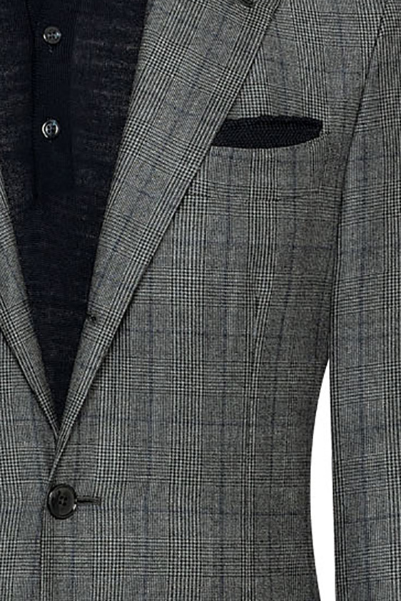 Темно-серый костюм в крупную клетку