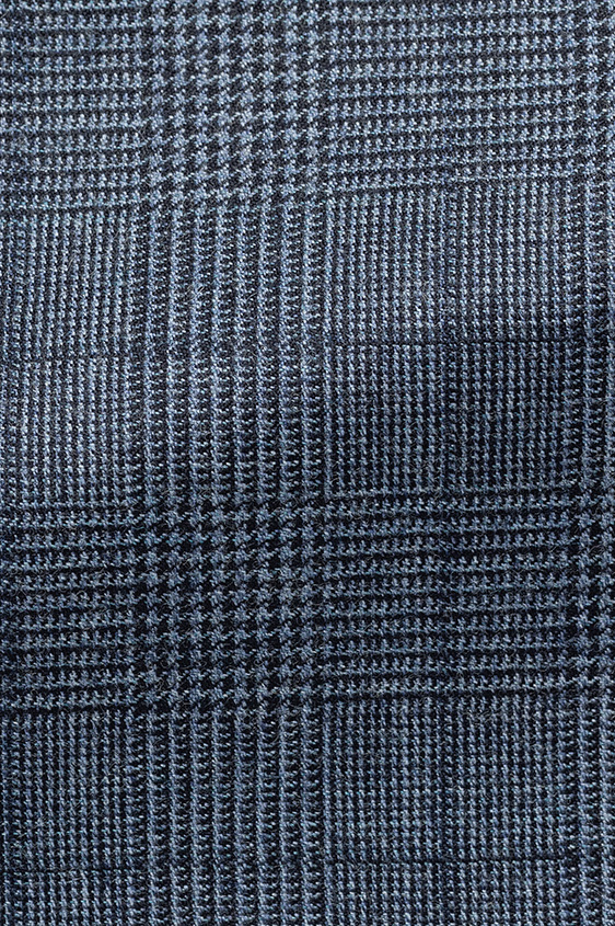 Серо-синий костюм в крупную клетку