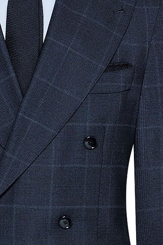 Темно-синий костюм в крупную клетку