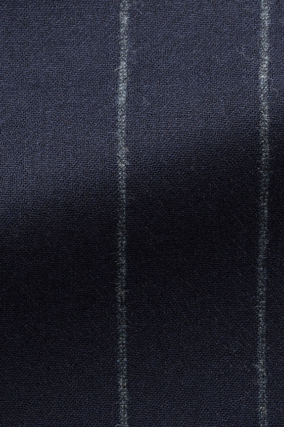 Темно-синий костюм в широкую полоску