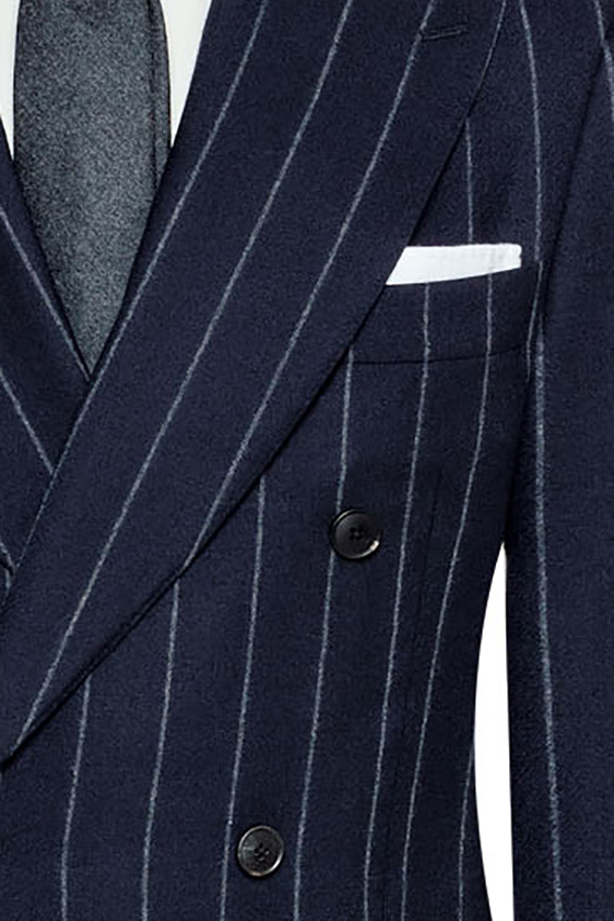 Темно-синий костюм в широкую полоску